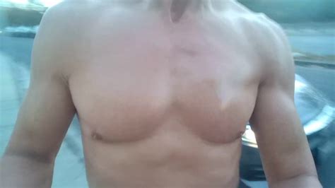 Mec Musclé Se Branle Devant La Circulation Aux Heures De Pointe Pornhub Gay