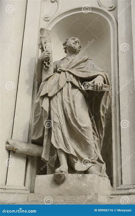 Escultura Religiosa En La Iglesia Parroquial De La Ciudad Foto De