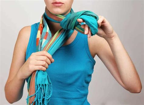 How to Tie a Scarf 19 Different Ways (Step-by-Step Illustrations ...