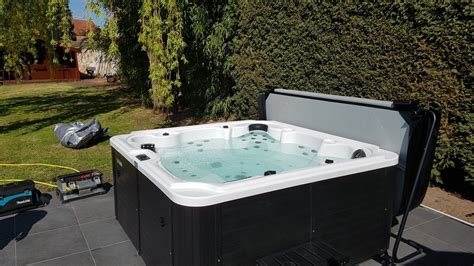 Jacuzzi In De Tuin Grijze Tegels Jacuzzi Jacuzzi Buiten Buiten Tegels