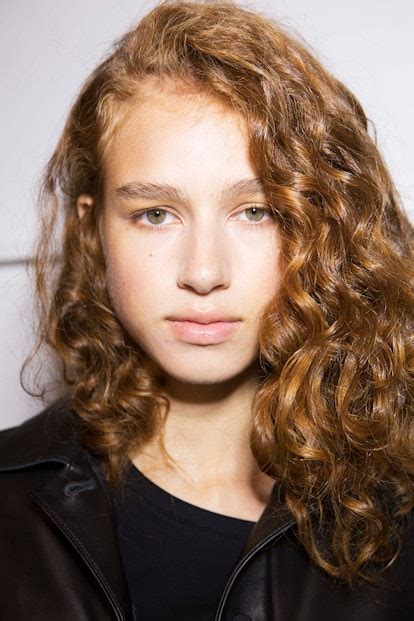 How To Revive Second Day Curls According To Pros