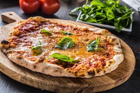 Italiaanse Traditionele Pizza Margarita Op Ronde Houten Plank Met