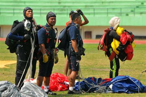 Prepara O Do Campeonato De Salto De Paraquedas Militar Do Mundo Imagem