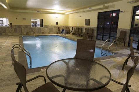 Hampton Inn & Suites Bismarck Northwest - SixSuitcaseTravel