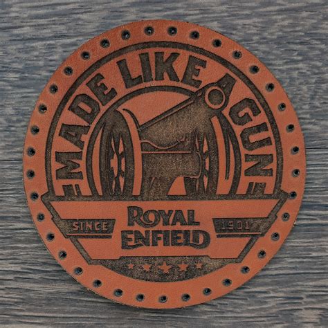 Кожаная нашивка Royal Enfield Made Like A Gun Since 1901 купить с доставкой по всей России