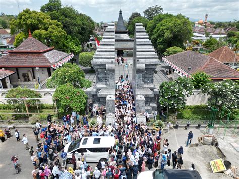 Ziarah Ke Makam Bung Karno Prabowo Disambut Antusias Para Peziarah