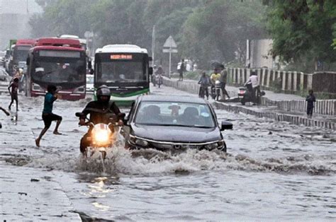 Weather Update Today बाढ़ के बीच आज भी दिल्ली को बारिश से राहत नहीं 15 से ज्यादा राज्यों में