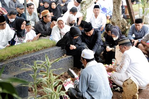 Hadiri Pemakaman Mantan Bupati Pandeglang Irna Semoga Khusnul