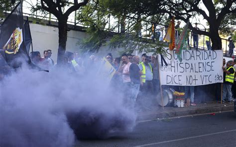 Im Genes De La Manifestaci N De Taxistas Frente A La Consejer A De