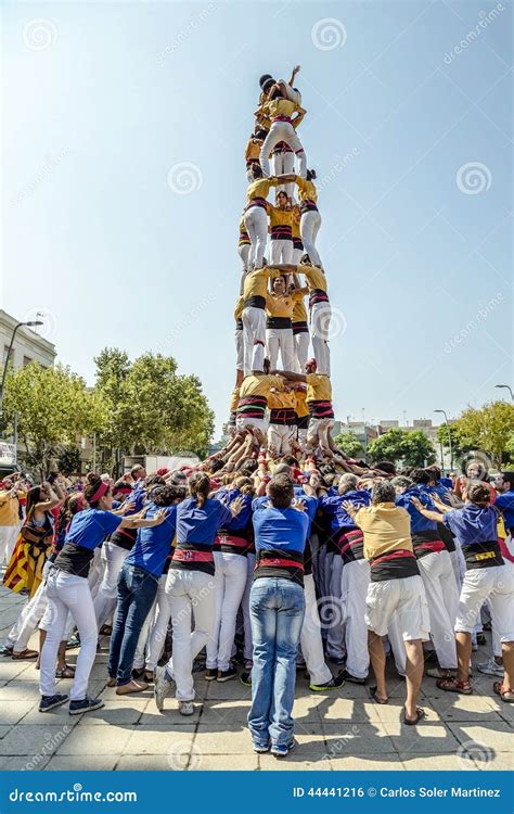 Castellers Faz Um Castell Ou Uma Torre Humana Típico Em Catalonia Foto