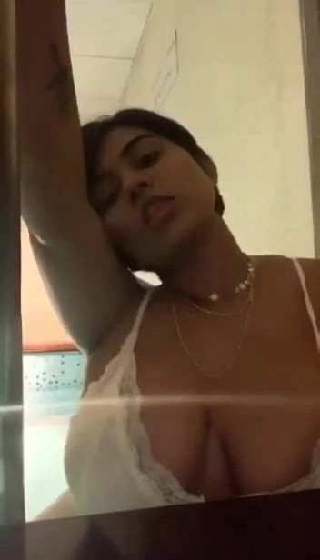 Big Boobs Amateur Indian College Girl Playing With Her Tits XHamster