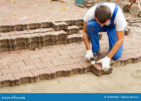 Poniendo Las Losas En El Cuadrado De Ciudad Reparando La Acera Foto De