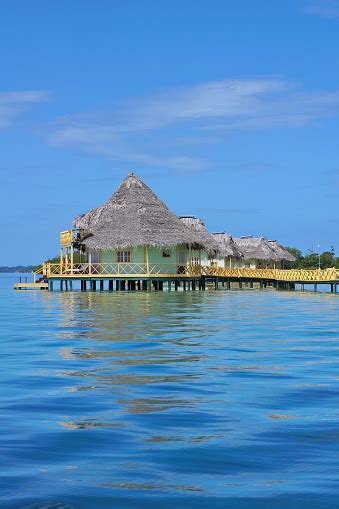 Photo Libre De Droit De Resort Des Caraïbes Sur Leau Avec Bungalow Au