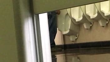 madura pajeandose en el baño publico XVIDEOS