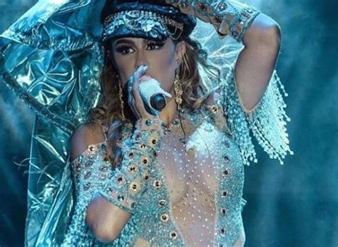Ninel Conde Presume Abdomen Desde La Playa En Bikini Azul