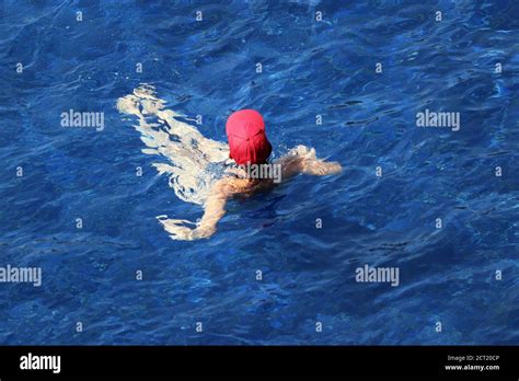 Frau im roten bikini am strand Fotos und Bildmaterial in hoher Auflösung Alamy