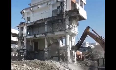 Building demolition with a wrecking ball – Canvids