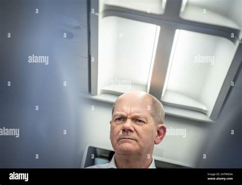 M Rz Bundeskanzler Olaf Scholz Spd Spricht Mit Ihm