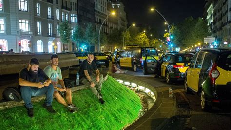 Los taxistas cortan la Gran Vía de Barcelona tras pasar la noche en el