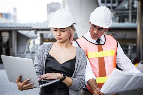 Engenheiros Industriais Masculinos E Femininos Planejando A Planta E O