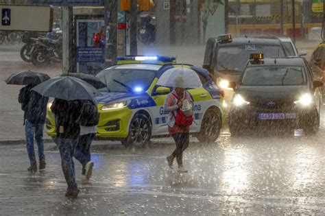 Las lluvias torrenciales paralizan Cataluña sin trenes carreteras