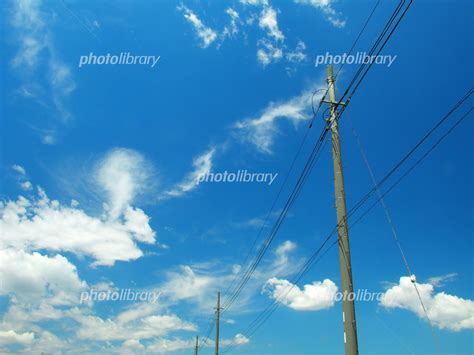 電柱に沢山ついたトランスと電線に防犯カメラと街灯 写真素材 6787106 フォトライブラリー Photolibrary