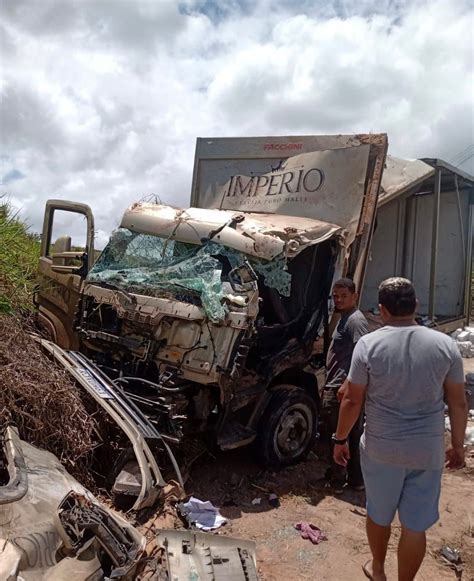 Caminhão tomba e motorista fica preso às ferragens em São Miguel dos