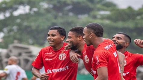 VEXAME PRAIANO Cabofriense perde feio para o América RJ hat trick