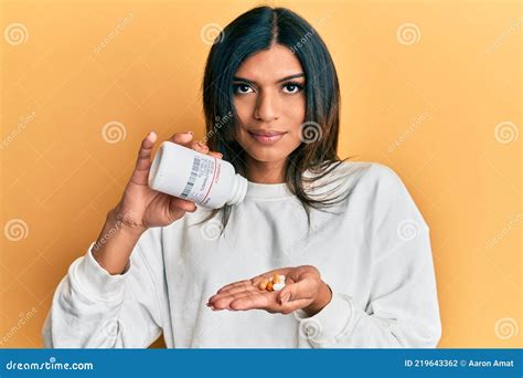 Mulher Transexual Latina Que Segura Comprimidos Relaxados Expressão Séria No Rosto Foto de