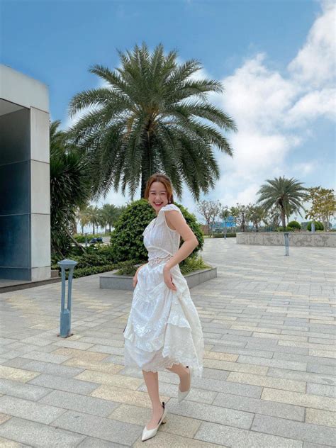 Bản sao Ninh Dương Lan Ngọc có dáng đẹp mê diện váy và bikini