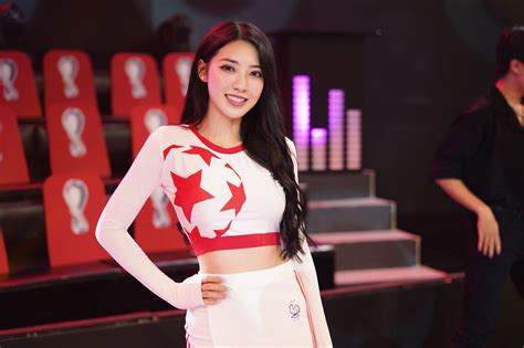 Hot girl Nóng cùng World Cup dự đoán ĐT Pháp đánh bại Ba Lan Tạp chí