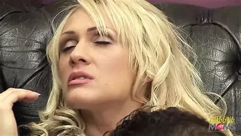 Rubia Milf Secretaria Seduce A Su Jefe Para Tener Sexo En La Oficina Xhamster