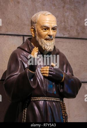 Estatua del Padre Pío también conocido como San Pío de Pietrelcina en