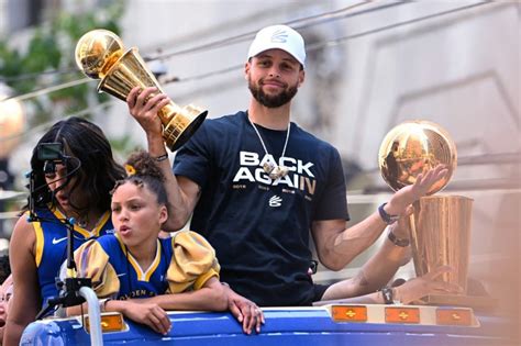 勇士队八年来第四次游行庆祝nba总冠军 球迷屋