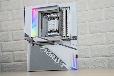 超級白 世上首款白色pcb背插主機板 Gigabyte B650e Aorus Stealth Ice主機板開箱測試 Xfastest News