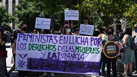 Grupos feministas rechazan frente al Congreso la tramitación de la ley