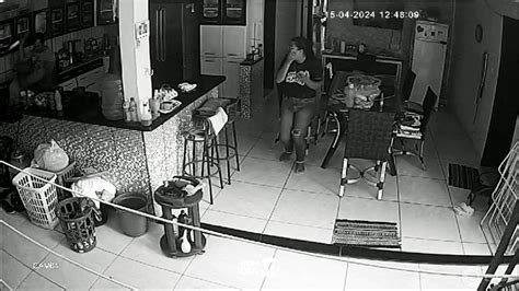 Câmera registra homem matando esposa a facadas na cozinha de casa em