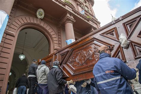 La histórica puerta principal regresó al Palacio de los Leones Diario