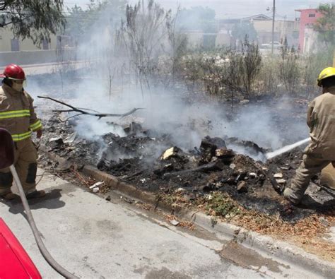 Incendio en terreno baldío causa alarma entre vecinos