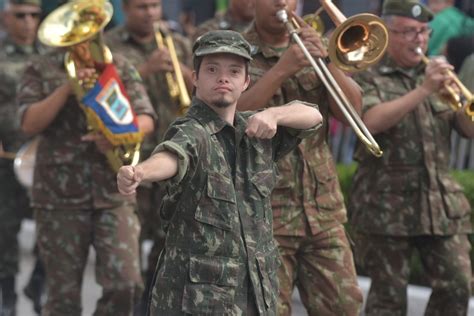 A Gazeta Vila Velha Comemora Anos Desfile C Vico No Centro Da