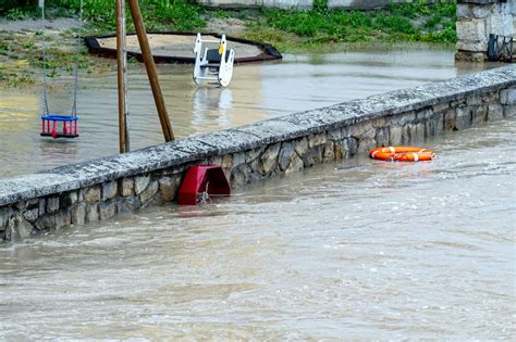 Hochwasser In Bayern Fluten Rei En J Hrigen Mit Dwd Warnt Vor