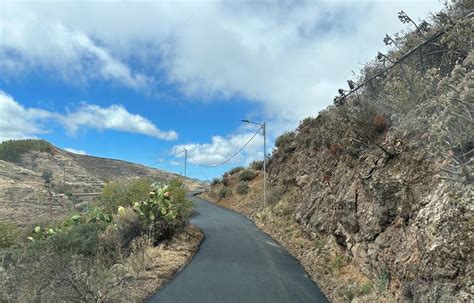 El Ayuntamiento Asfalta Un Tramo Del Camino De La Gloria En Juncalillo