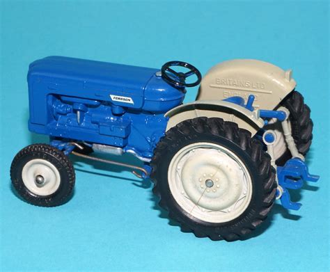 Britains Farm Fordson Super Major Tractor England Read