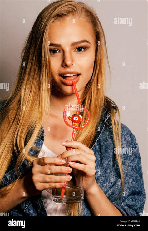 Junge blonde Frau auf weißen Backgroung Geste Daumen nach oben isoliert emotionale posiert