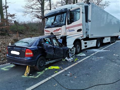 Pol Pdwil Schwerer Verkehrsunfall Zwischen Pkw Und Lkw Eine Person