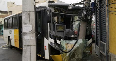 G1 Ônibus Bate Em Poste No Subúrbio Do Rio Notícias Em Rio De Janeiro