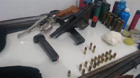 Grupo Suspeito De Envolvimento Em Crimes é Detido Com Armas E Droga Em