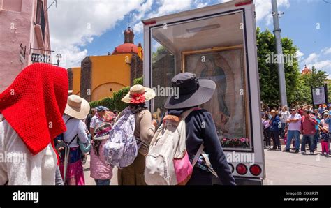 Contingente De Mujeres Peregrinas Que Se Dirigen A La Bas Lica De