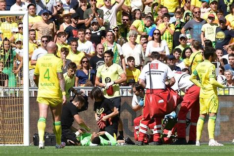 Fc Nantes Sorti Sur Civi Re En Cours De Match Alban Lafont A T