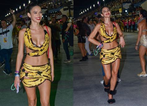 Bruna Marquezine Invade A Avenida E Cai No Samba Antes De Desfile Da